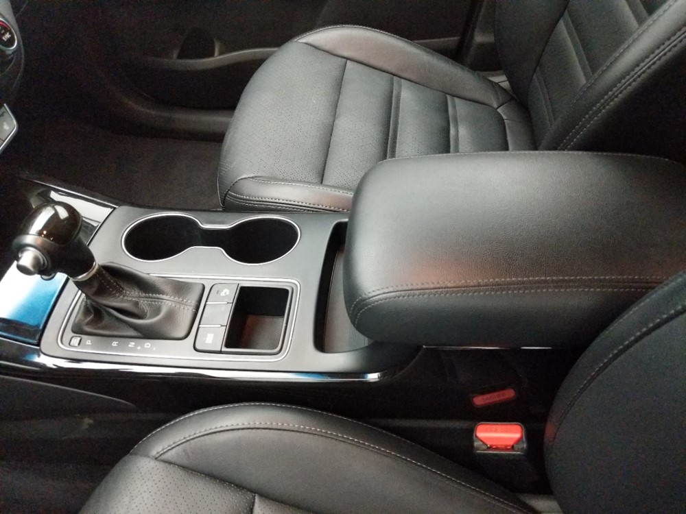 2016 Kia Sorento - Center Console/Cup Holders