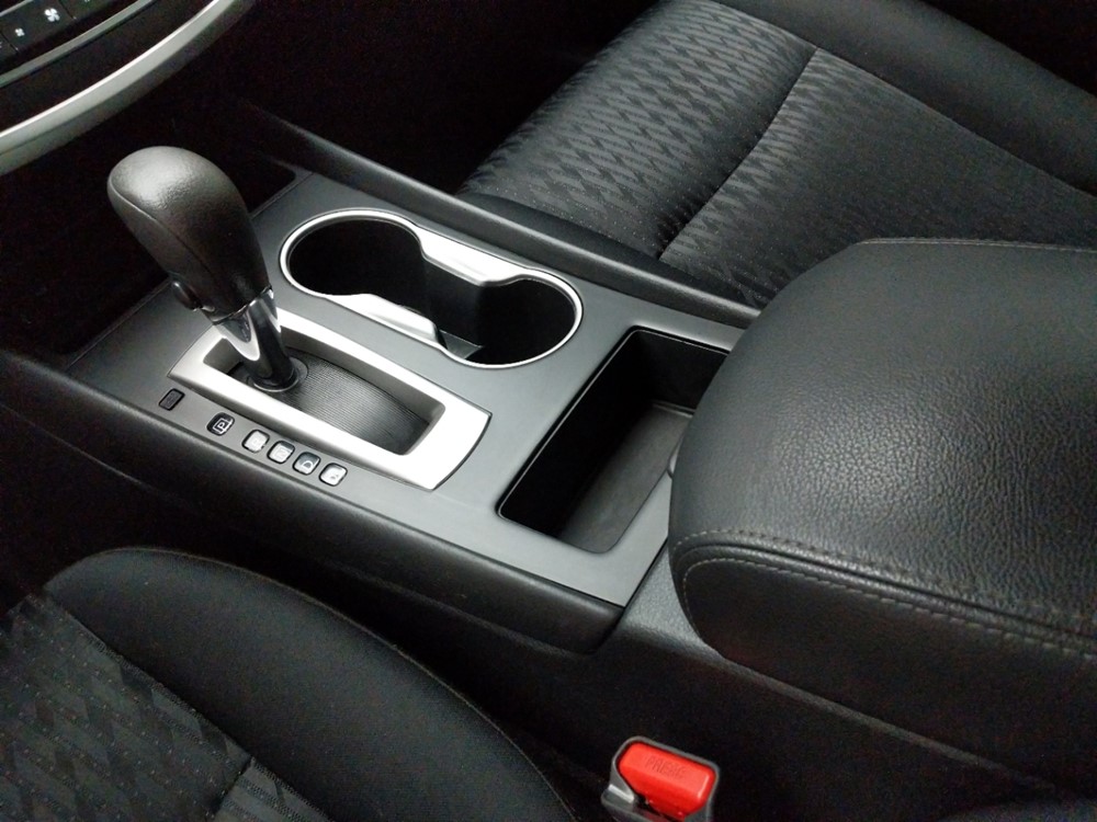 2017 Nissan Altima - Center Console/Cup Holders