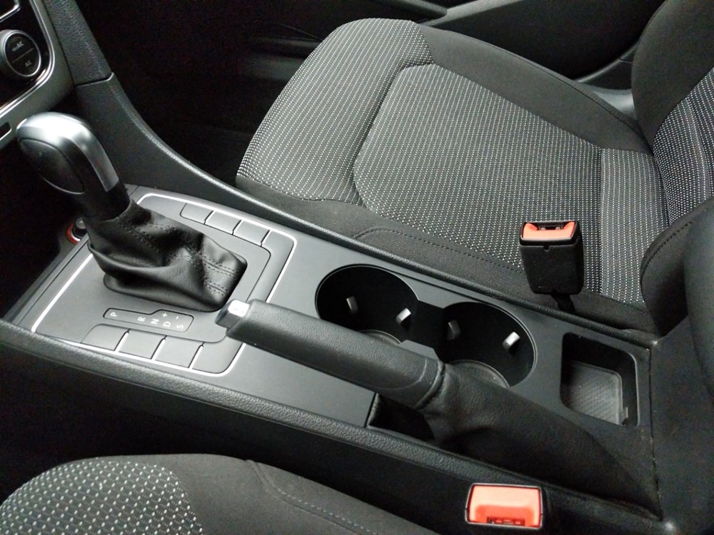 2016 Volkswagen Passat - Center Console/Cup Holders
