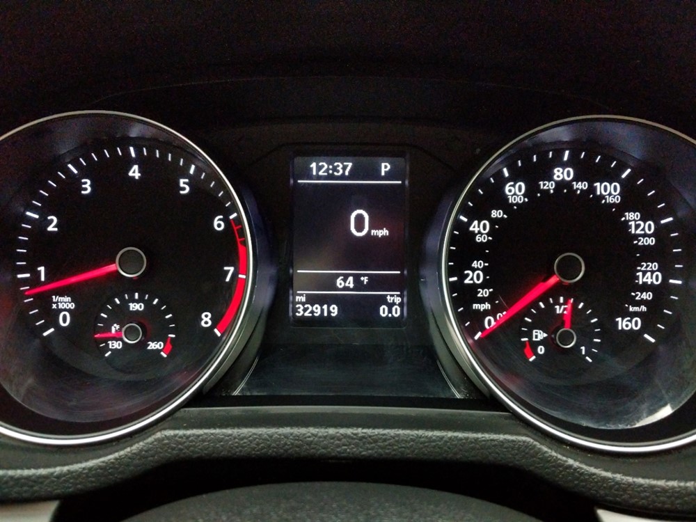 2016 Volkswagen Passat - Odometer Close Up