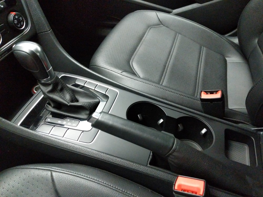2014 Volkswagen Passat - Center Console/Cup Holders