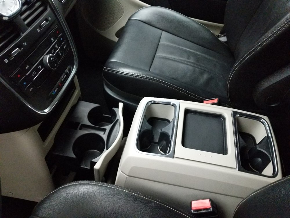 2014 Chrysler Town and Country - Center Console/Cup Holders