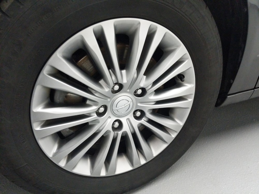2016 Chrysler Town and Country - Wheel