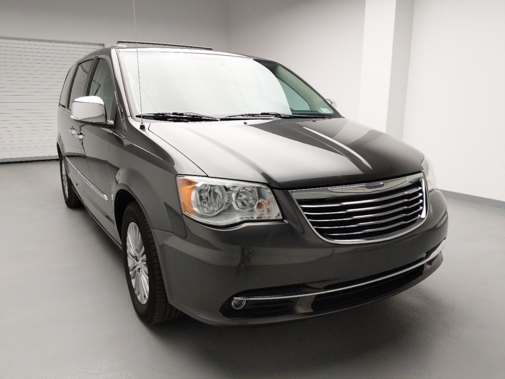 2016 Chrysler Town and Country - Passenger Front Hood