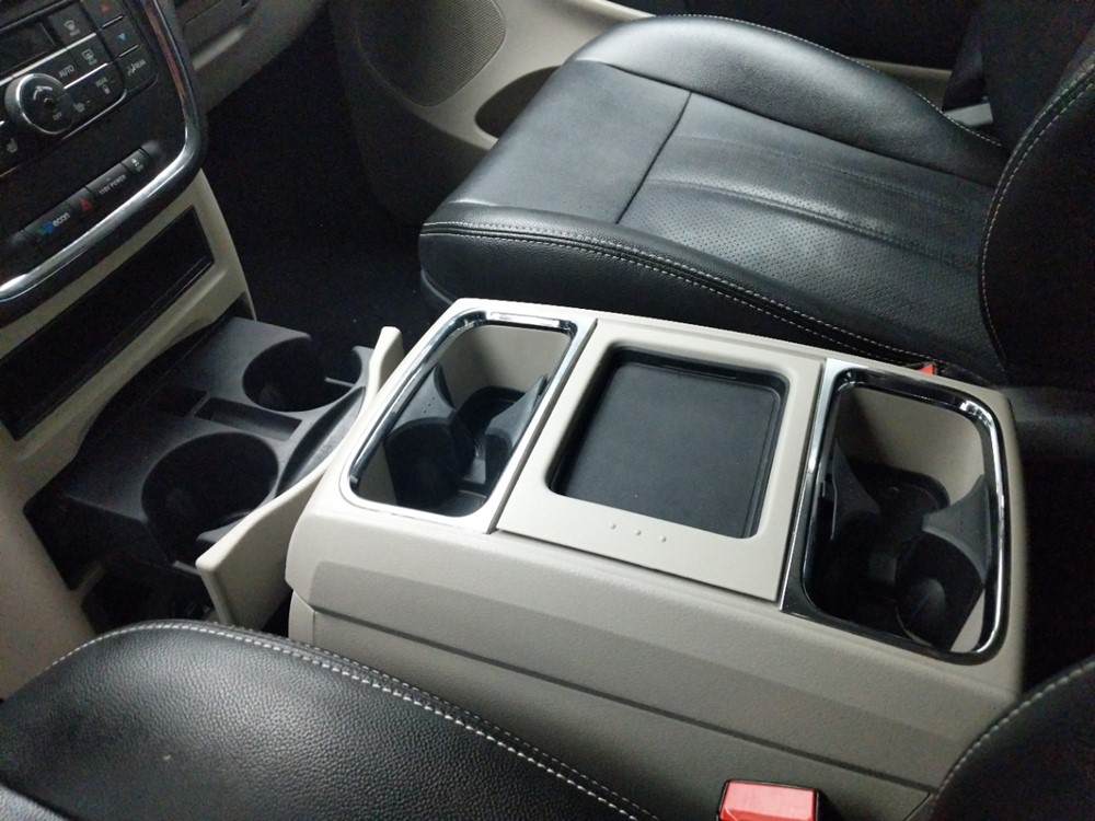 2016 Chrysler Town and Country - Center Console/Cup Holders