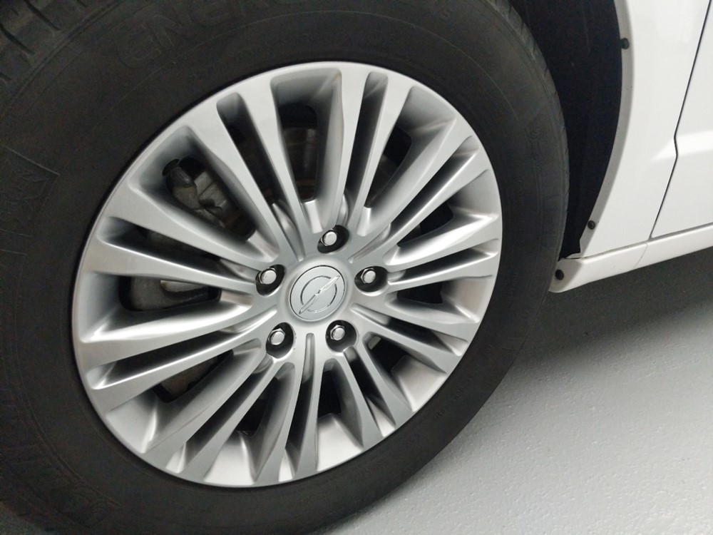 2016 Chrysler Town and Country - Wheel