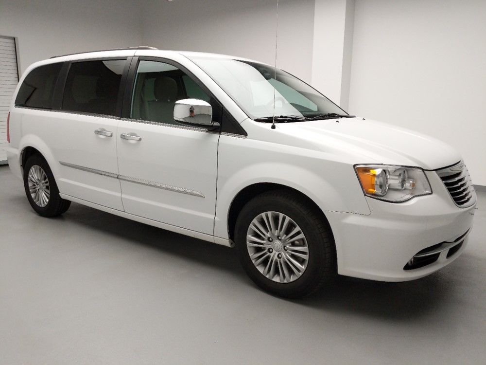 2016 Chrysler Town and Country - Passenger Front Side