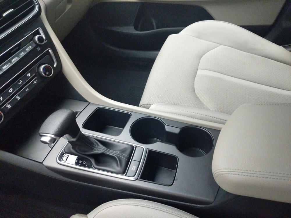 2018 Kia Optima - Center Console/Cup Holders