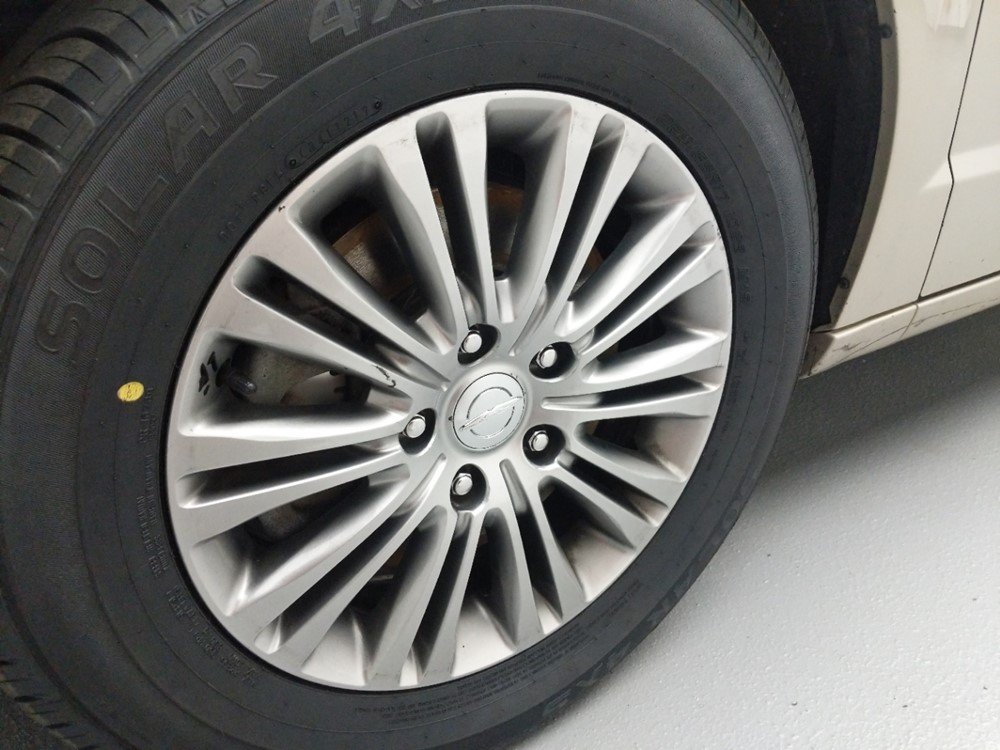 2014 Chrysler Town and Country - Wheel